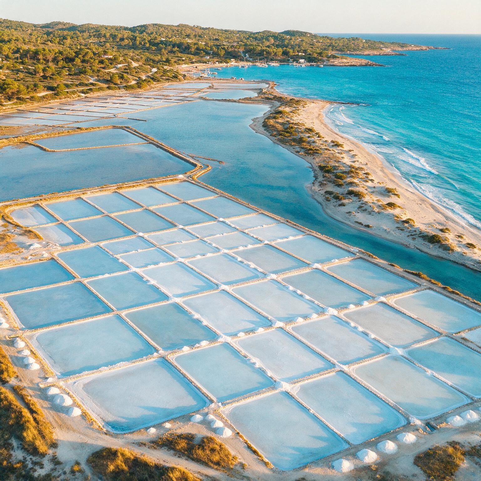 Zoutpannen van Ses Salines op Ibiza naast de turquoise zee
